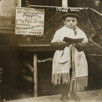 Младо момче, носещо молитвен шал и задържане на книга, стояща извън сградата, Източна страна, Ню Йорк. Печат на плакат