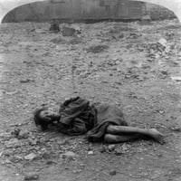 Китай: Бедност, C1900. На жена, лежаща на земята в „умиращото поле“, където на бедните е позволено да дойдат и да умрат, Кантон, Китай. Стереограф, C1900. Печат на плакат от